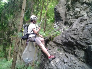 Station ein war der obligatorische Abseiler von der Aussichtsplattform durch die PET-Flaschensammelstelle hinunter zum Klettergarten